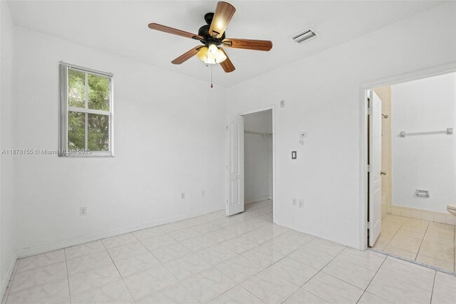 Building Photo - 1658 SE 28th Ct