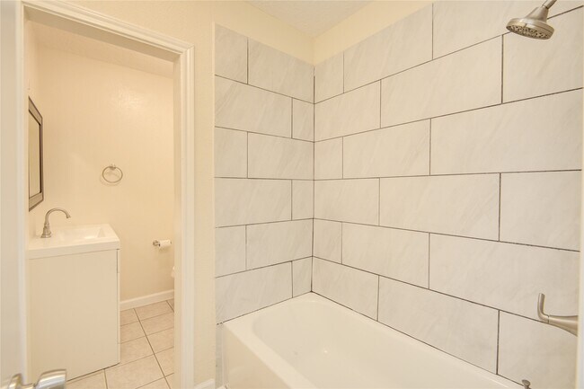 Building Photo - 804 Chickasaw Dr