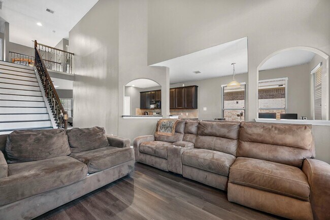 Building Photo - 1302 S Maple Dr