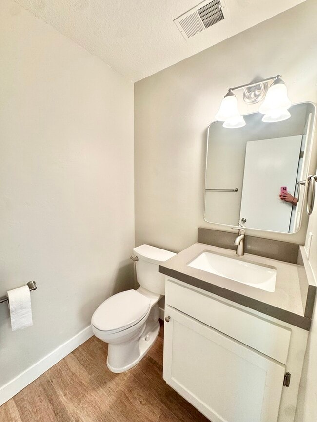 Building Photo - Beaitifully updated 2 bedroom 1.5 bathroom...