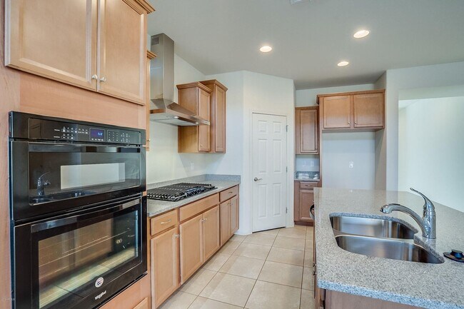 Building Photo - Charming 4-bed, 3.5 bath home with full SOLAR at Trailside community on Happy Valley in North Peoria