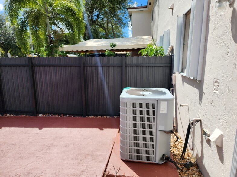 Building Photo - 8561 SW 109th Ave