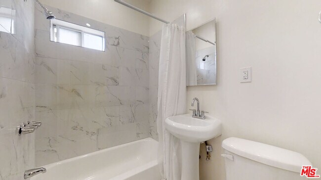 Building Photo - 1117 S Westlake Ave