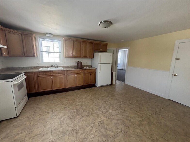 Building Photo - 1595 Main St