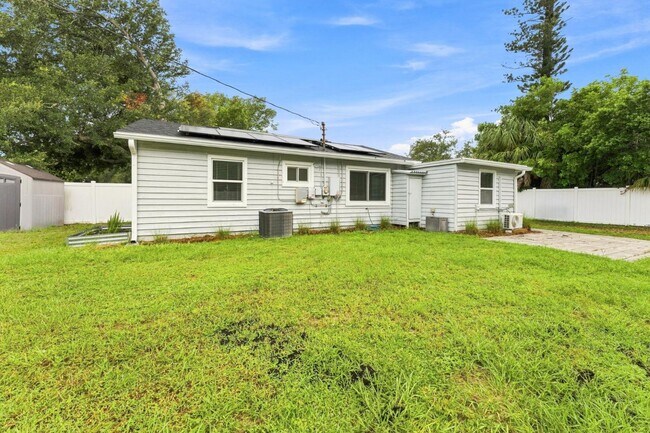 Building Photo - 7235 Orpine Dr N