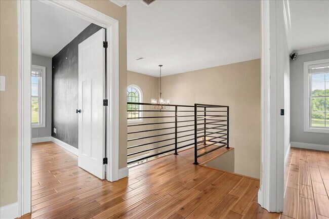 Building Photo - 200 Crooked Creek Dr