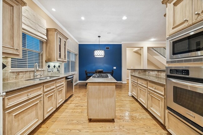 Building Photo - 5706 Blossom St