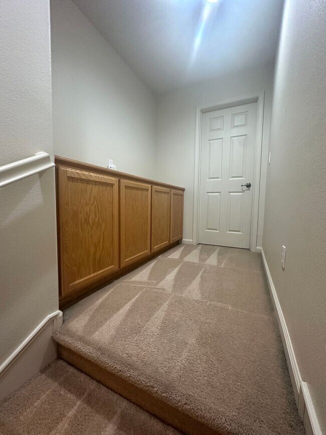 Building Photo - Reduced Price! Spacious 5 Bed, 3 Bath home...