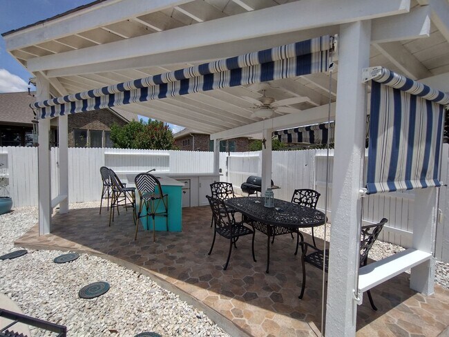 Building Photo - Beautiful 4 bedroom with a pool!!!