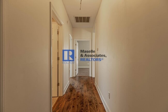 Building Photo - Beautiful 4 bedroom, 2 bathroom house in B...