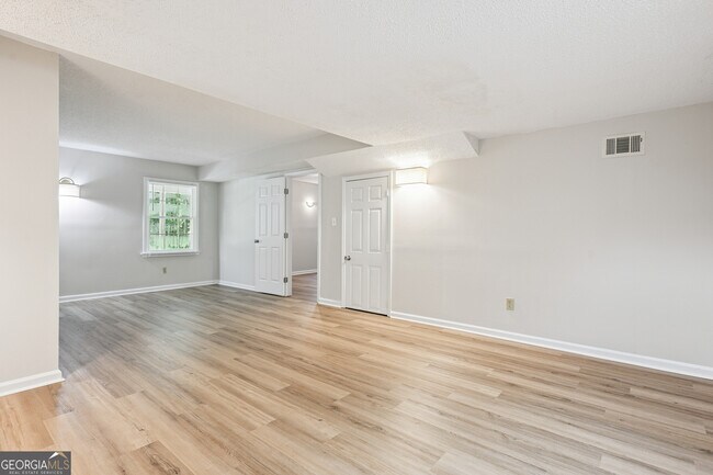 Building Photo - 5206 Clearwater Dr SW