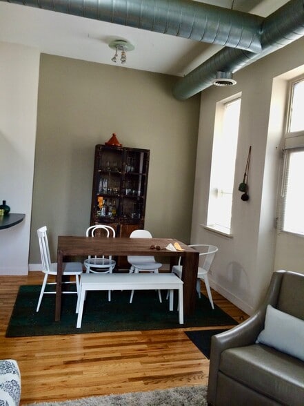 dining - 1906 N Hermitage Ave