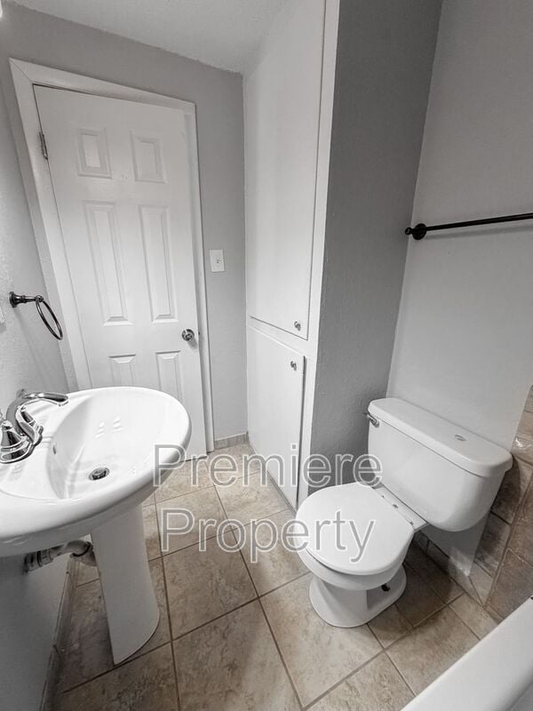 Building Photo - 1027 E Stone St