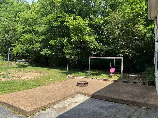Building Photo - Lovely and Spacious Home in South Nashville - Garage and Fenced in Yard