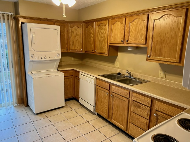 Building Photo - 1616 Spring Valley Dr