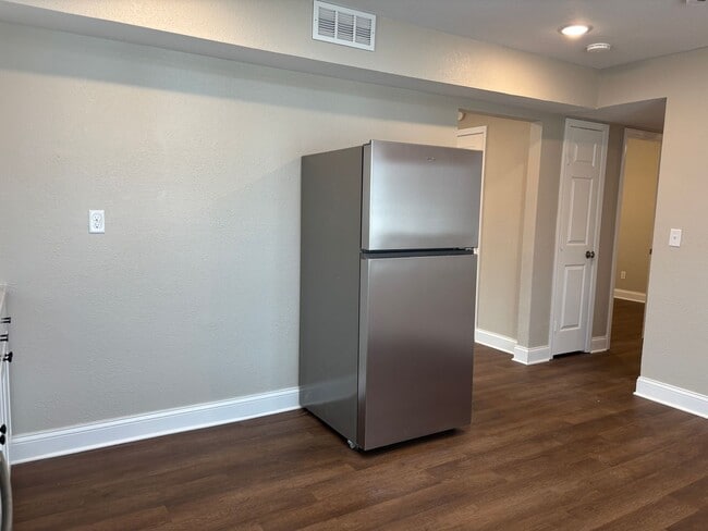 Building Photo - 3 Bed 1 Bath Remodeled House