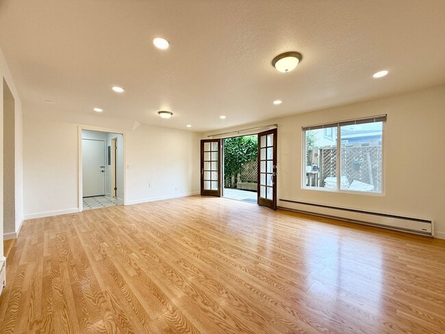 Building Photo - Coastal Living at its Finest (In-Law Suite...