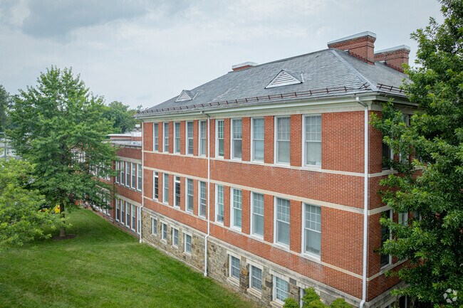 Building Photo - Oaks at Liberty