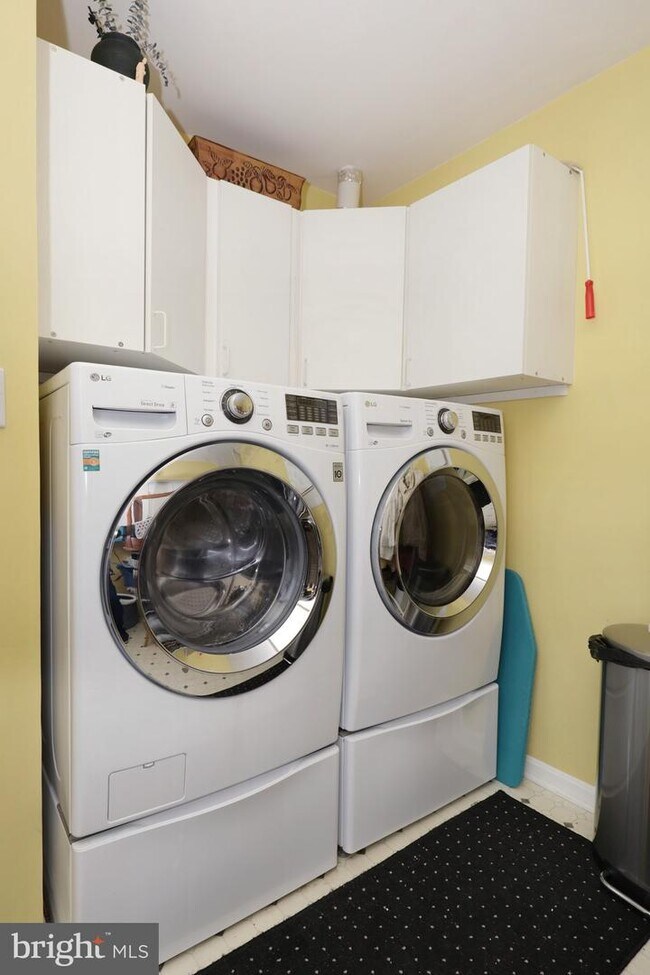 Building Photo - 455 Fortress Way