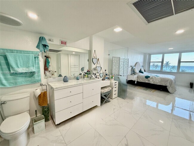 Building Photo - 3180 S Ocean Dr