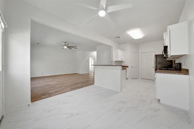 Building Photo - 305 Crooked Pine Court