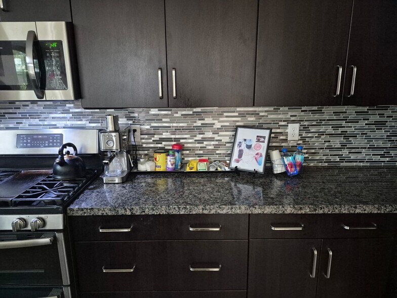 Building Photo - 6913 Boulder View St