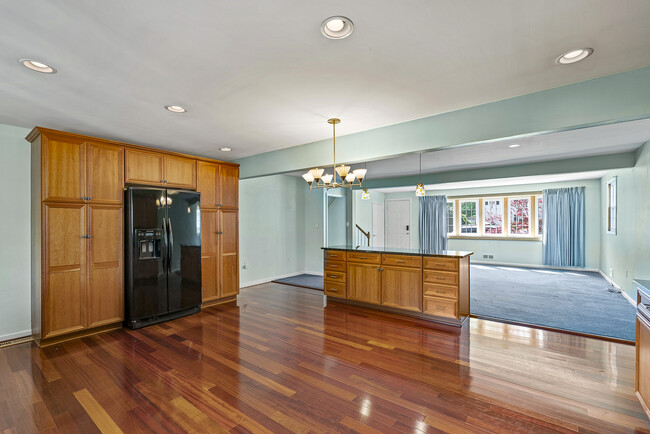 Building Photo - 2023 Rollingwood Rd