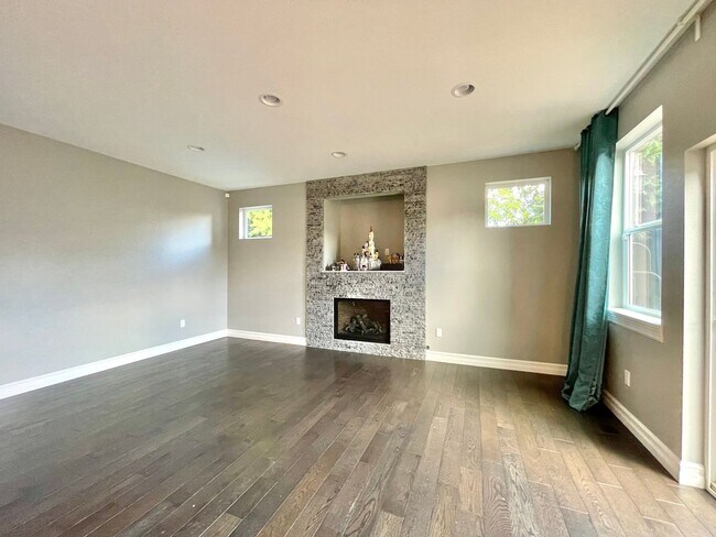 Building Photo - Stunning & Elegant Home Available for Rent!