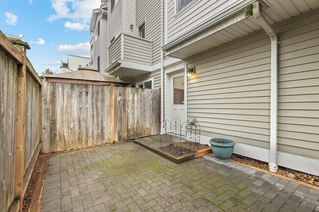Building Photo - 2bd/1.5ba Seattle Townhouse
