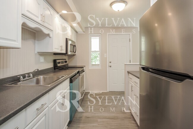 Building Photo - Remarkable Value. Unbeatable Location!