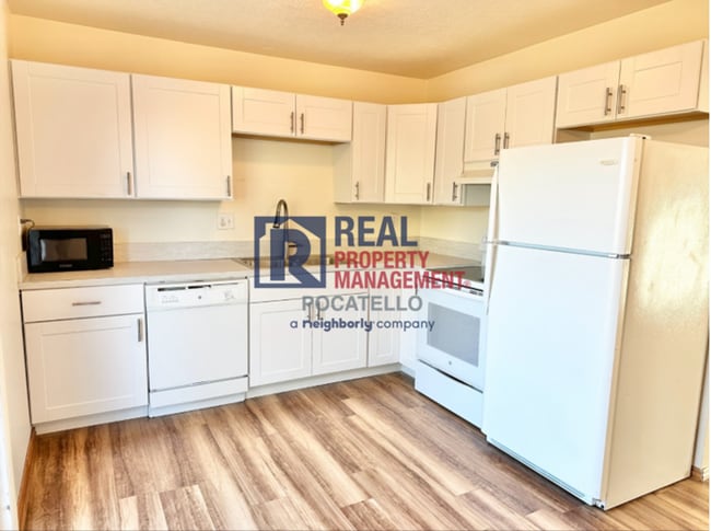 Building Photo - Updated 3 Bedroom 2 bath Townhome