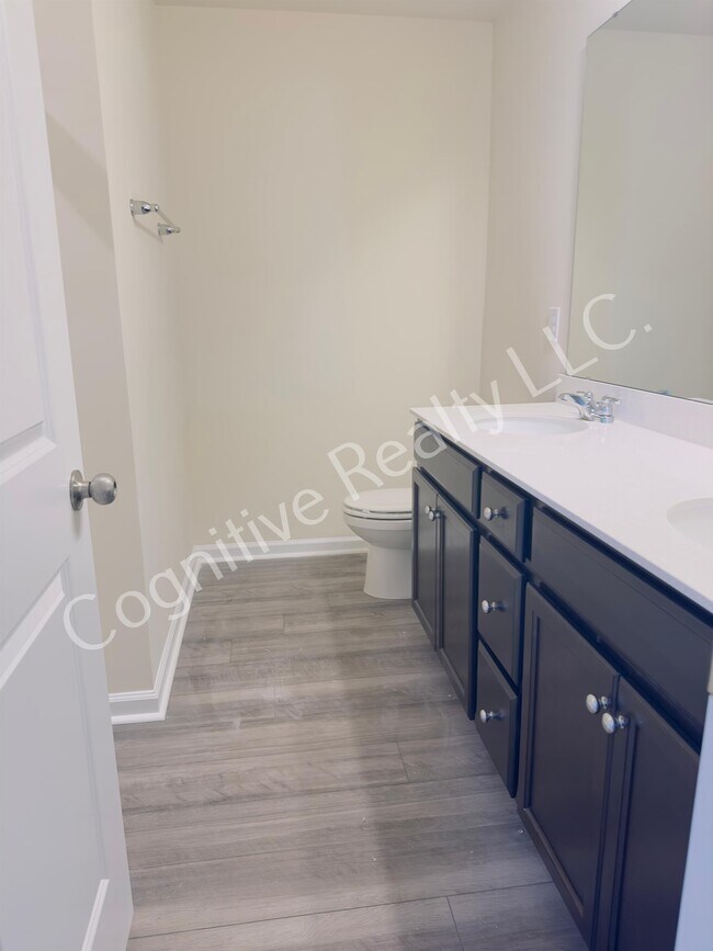 Building Photo - 819 McKenzie Pk Ter