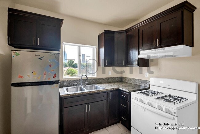 Building Photo - 1513 W 12th Pl