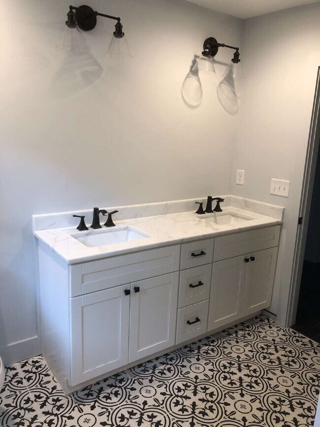 Building Photo - Stunning Renovation in Historic West End – 3 Bed / 2 Bath