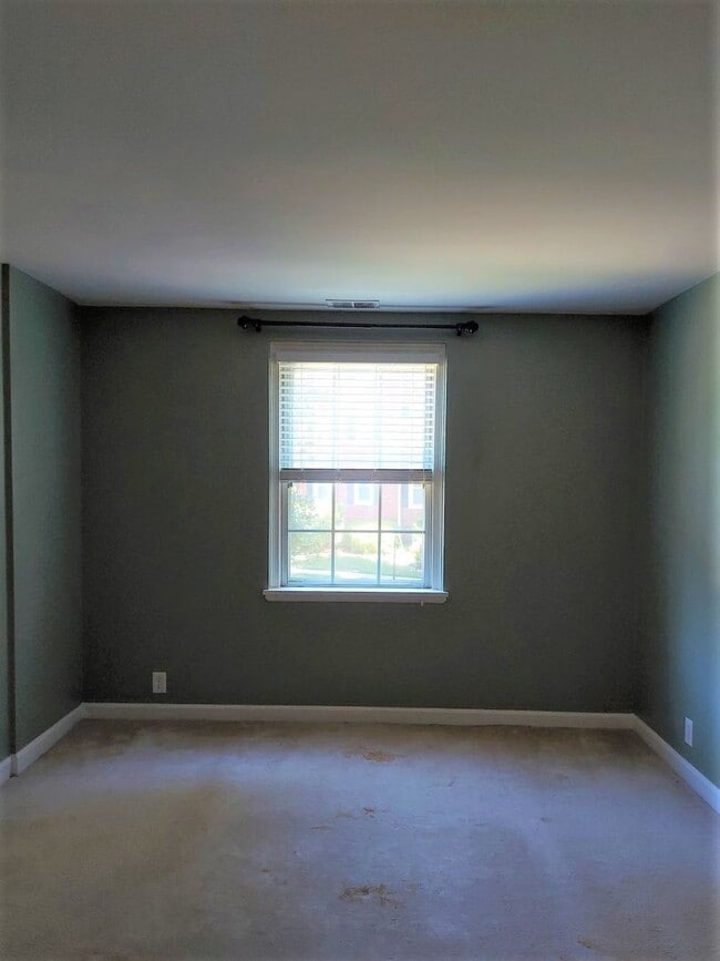 Building Photo - Stunning And Spacious 2-Level, 1 Bedroom, ...