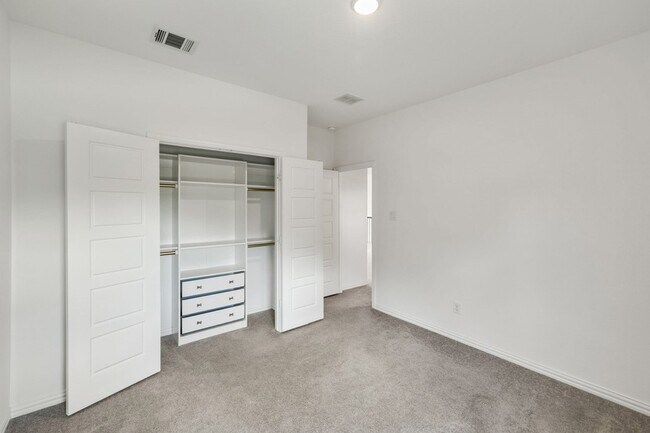 Building Photo - 3100 Greenbriar Dr
