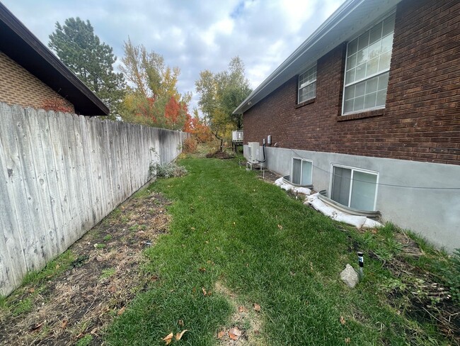 Building Photo - Cute 5 bed/3 bath home in Centerville