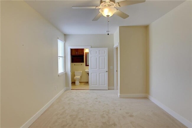 Building Photo - 905 Brentwood St