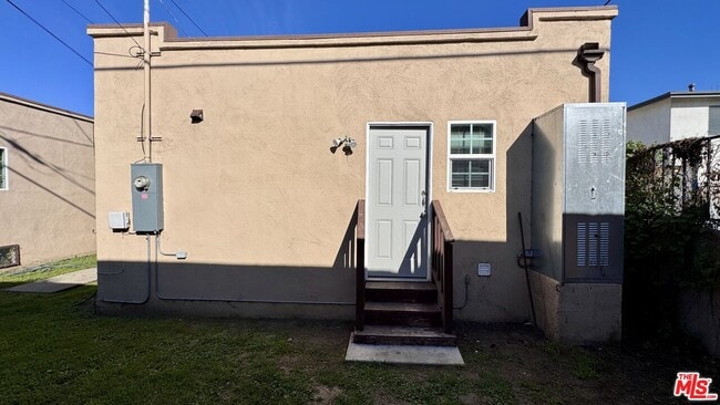 Building Photo - 6117 1/2 S Victoria Ave