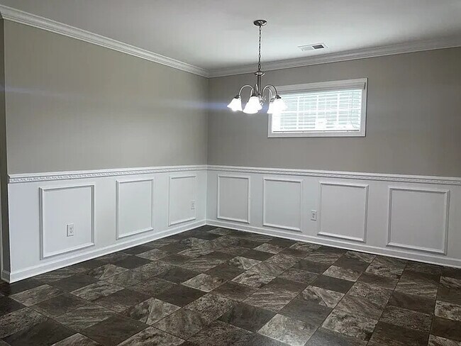 Building Photo - 5 Bedrooms 3 Bathrooms