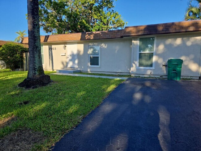 Building Photo - Beautiful Renovated 3/1 | Limited-Time Lab...