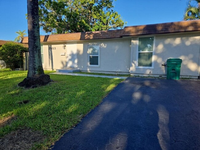 Building Photo - LABOR DAY SPECIAL Great Renovated 3/1 |  Q...