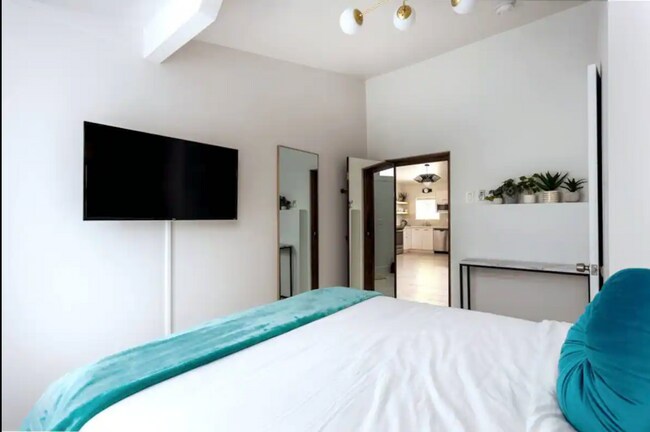 Building Photo - Mid-Century Oasis with Pool in Palm Springs (Monthly Only - No Long Term)