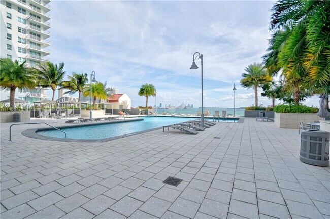 Building Photo - 1155 Brickell Bay Dr
