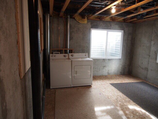 Building Photo - The Meadows Deceptively Spacious w/3BD plus Large Loft! Available Now.