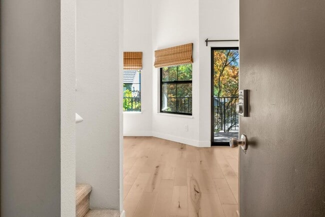 Building Photo - Stylish Lake Oswego Condo with Loft — Walk...