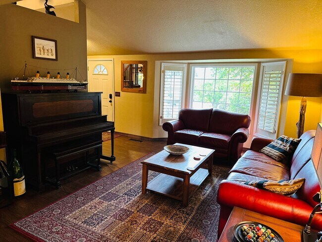 Building Photo - Beautiful Custom Newly Remodeled Home