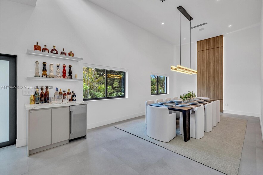Building Photo - 1351 S Venetian Way
