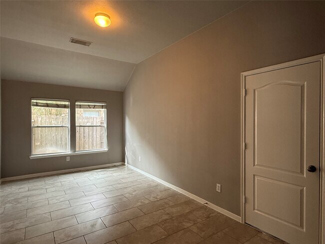 Building Photo - 16126 Saxon Hollow Ln