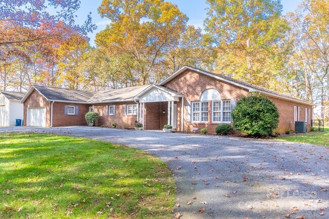 Building Photo - 7589 Monbo Rd